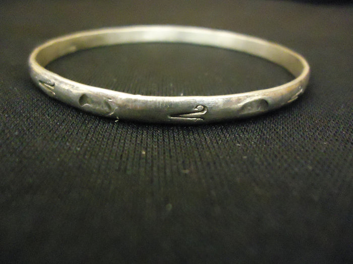 designer-fashion-bracelet-2-1-2in-x-1-8in-bangle-metal-female-adult-silvers-preowned 1