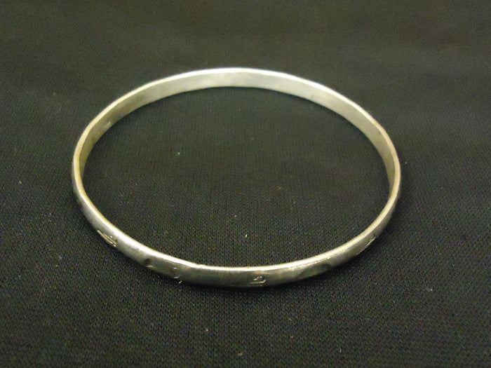 designer-fashion-bracelet-2-1-2in-x-1-8in-bangle-metal-female-adult-silvers-preowned 2