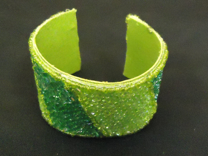 designer-fashion-bracelet-cuff-plastic-female-adult-greens-preowned 1