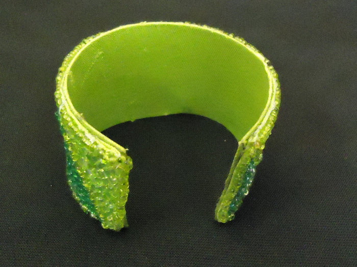 designer-fashion-bracelet-cuff-plastic-female-adult-greens-preowned 2