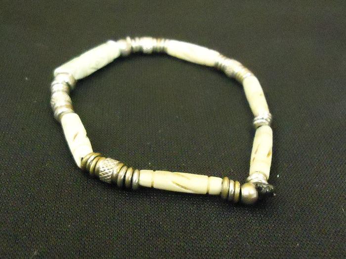 designer-fashion-bracelet-strand-string-metal-stone-female-adult-green-silver-beige-preowned 1