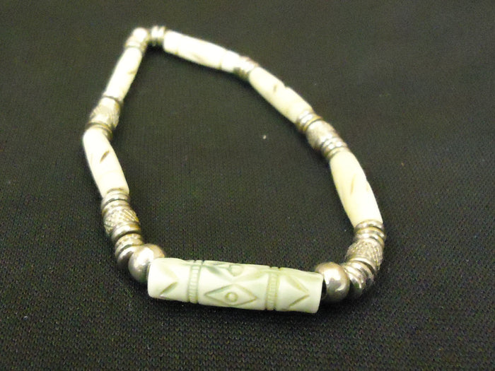 designer-fashion-bracelet-strand-string-metal-stone-female-adult-green-silver-beige-preowned 2