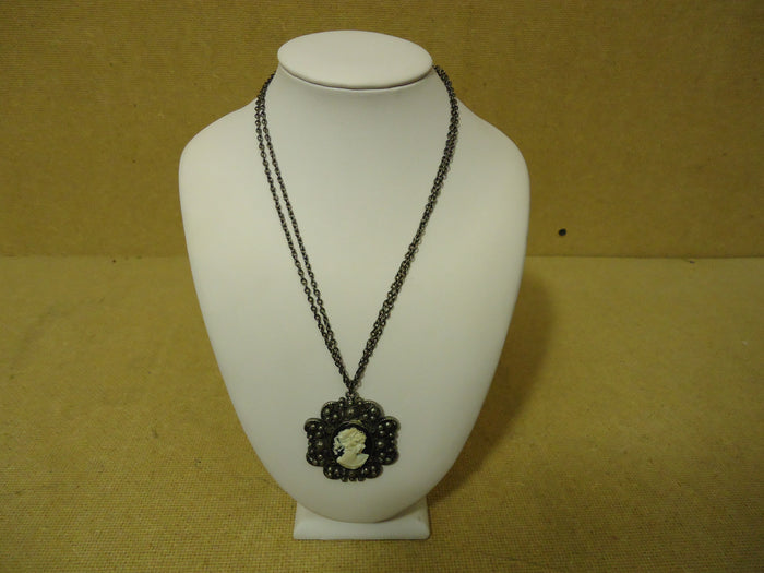 designer-fashion-necklace-16in-drop-dangle-chain-metal-female-adult-black-white-preowned 1