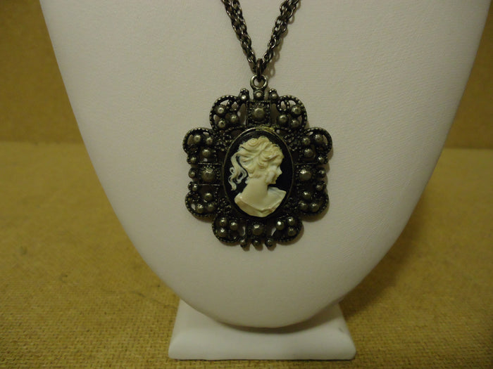designer-fashion-necklace-16in-drop-dangle-chain-metal-female-adult-black-white-preowned 2