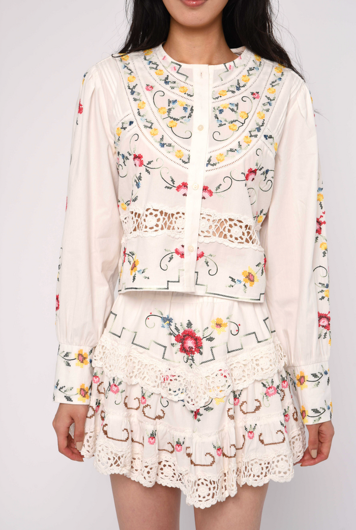 HALLIE TOP IN TEA ROSE EMBROIDERY