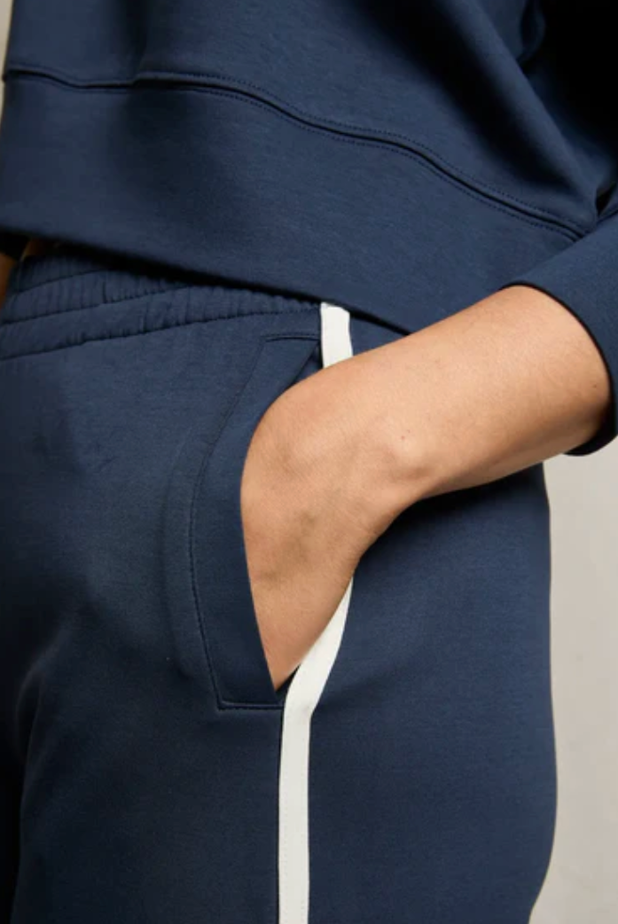 MIKOS TRAVEL WIDE LEG PANTS IN NAVY